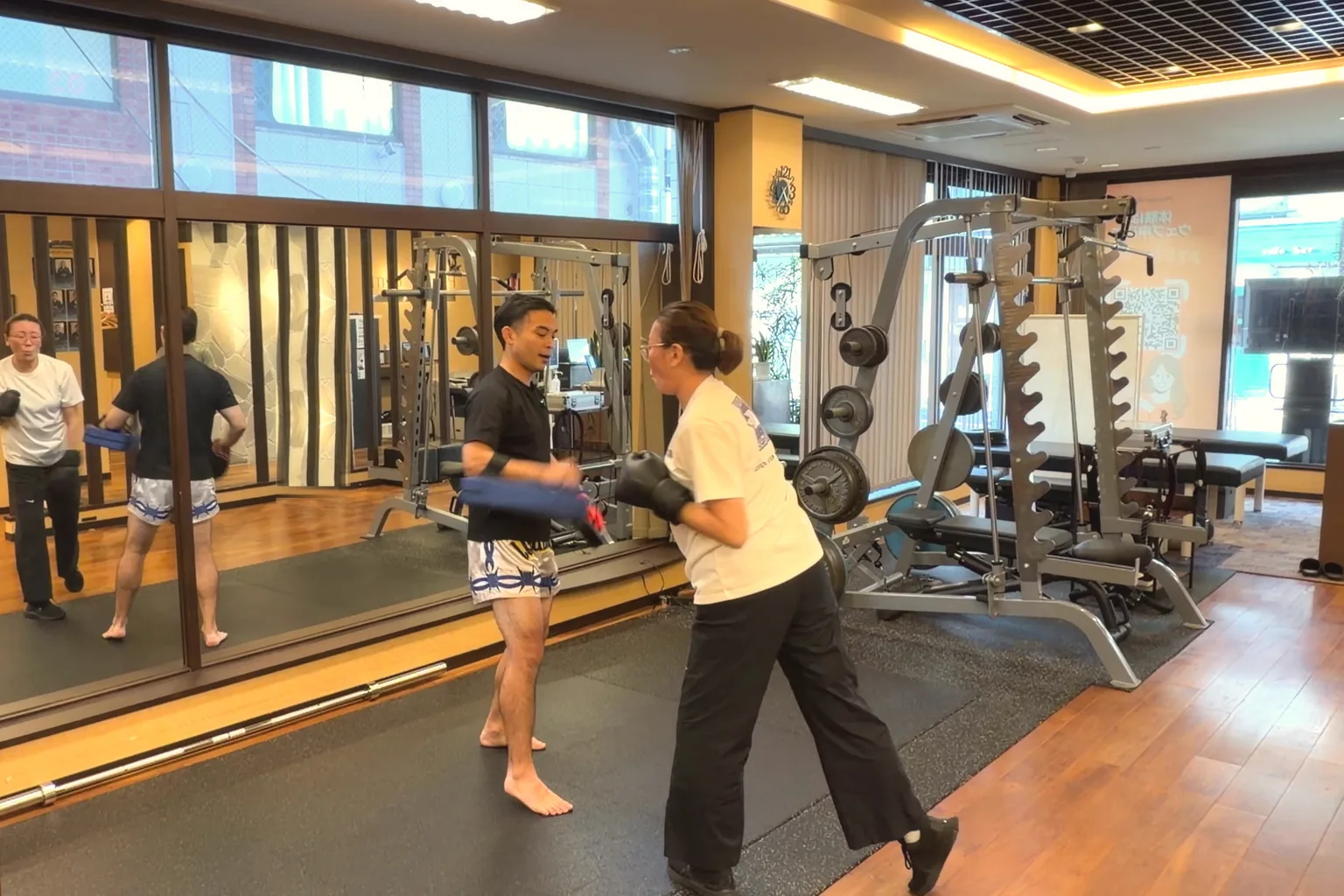 ミットを持つトレーナーと、グローブを構える参加者