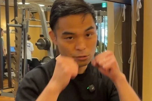 構えの手本を見せるトレーナー