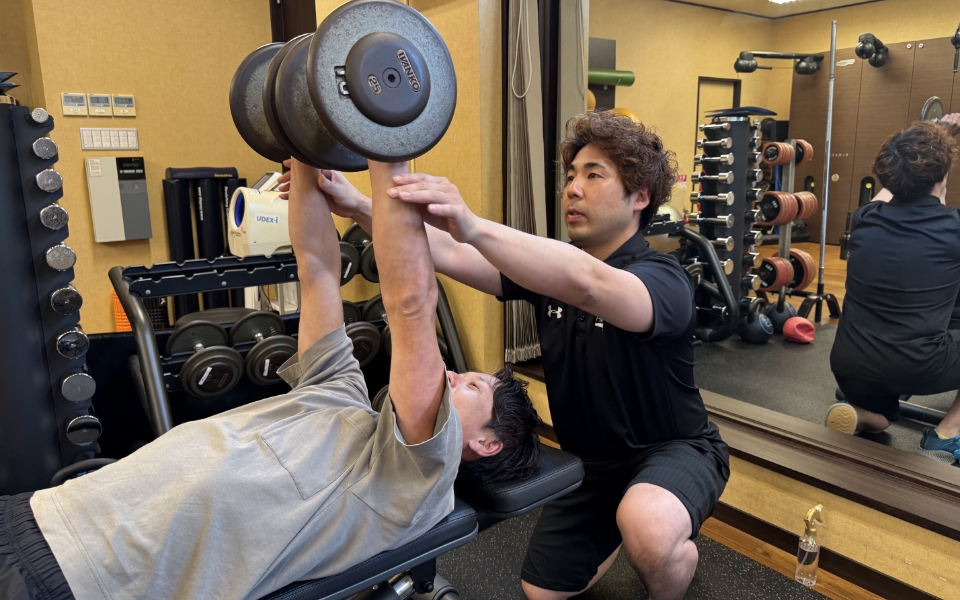 トレーナーが補助につくダンベルトレーニング